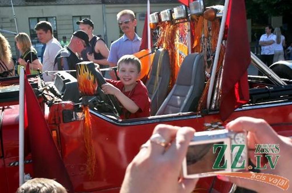 Uzmanību piesaistoši, krāšņi, lielāki un mazāki, dažādās krāsās un visi acij tīkami – tā varētu raksturot daudzskaitlīgo kabrioletu rindu, kas vienotā parādē Hercoga Jēkaba laukumā izbrauca sestdienas pēcpusdienā Pilsētas svētku ietvaros.