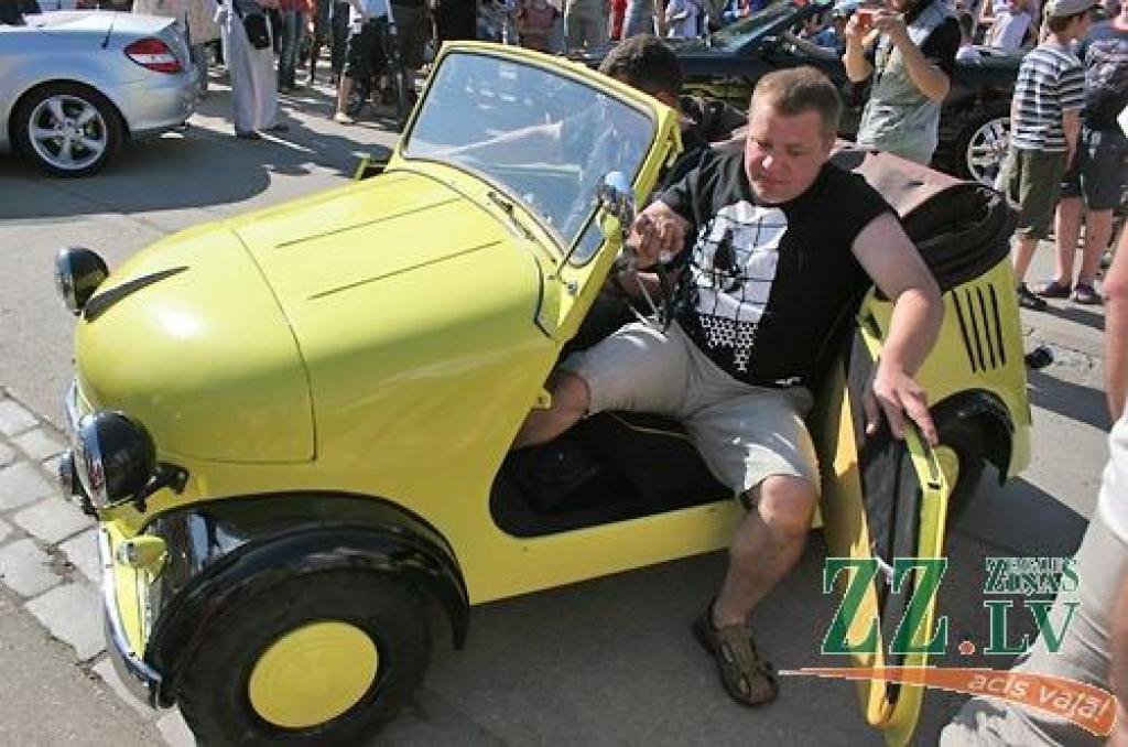 Uzmanību piesaistoši, krāšņi, lielāki un mazāki, dažādās krāsās un visi acij tīkami – tā varētu raksturot daudzskaitlīgo kabrioletu rindu, kas vienotā parādē Hercoga Jēkaba laukumā izbrauca sestdienas pēcpusdienā Pilsētas svētku ietvaros.