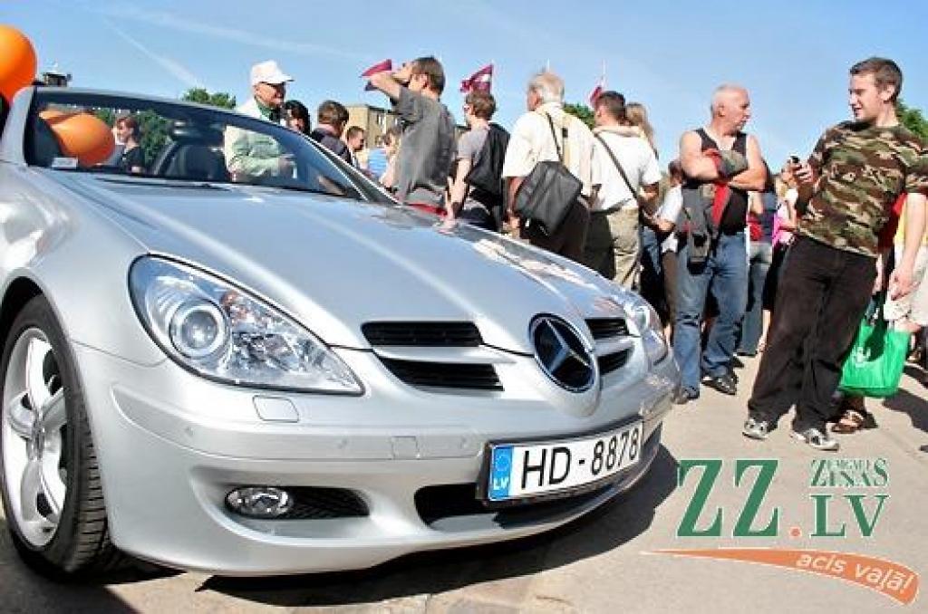 Uzmanību piesaistoši, krāšņi, lielāki un mazāki, dažādās krāsās un visi acij tīkami – tā varētu raksturot daudzskaitlīgo kabrioletu rindu, kas vienotā parādē Hercoga Jēkaba laukumā izbrauca sestdienas pēcpusdienā Pilsētas svētku ietvaros.
