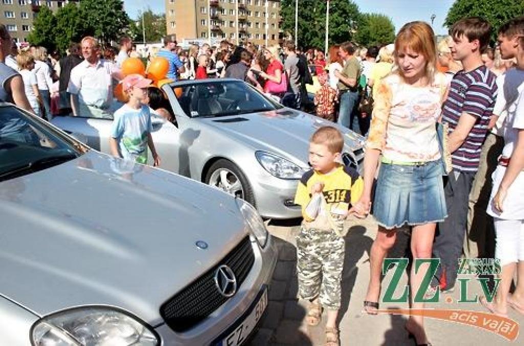 Uzmanību piesaistoši, krāšņi, lielāki un mazāki, dažādās krāsās un visi acij tīkami – tā varētu raksturot daudzskaitlīgo kabrioletu rindu, kas vienotā parādē Hercoga Jēkaba laukumā izbrauca sestdienas pēcpusdienā Pilsētas svētku ietvaros.