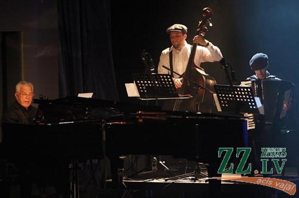 Nacionālā teātra aktrises Ditas Lūriņas muzikālā programma «Sapnis par Brodveju» Jelgavas kultūras namā, piedaloties D.Lūriņai, Raimondam Paulam, «Jelgavas bigbendam» Raita Ašmaņa vadībā un Nacionālā teātra aktieriem.
