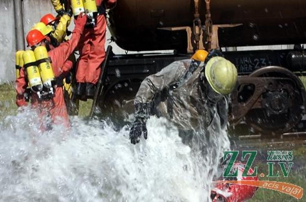 Ceturtdien pulksten 10.32 Jelgavas dzelzceļa stacijā atskanēja sirēna, kas vēstīja par mācību trauksmi Valsts ugunsdzēsības un glābšanas dienesta Jelgavas brigādei, Jelgavas stacijas ugunsdzēsēju vilciena komandai, avārijas grupai un...