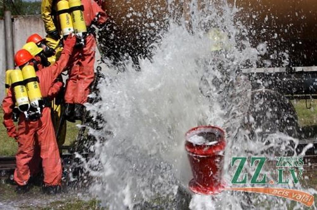 Ceturtdien pulksten 10.32 Jelgavas dzelzceļa stacijā atskanēja sirēna, kas vēstīja par mācību trauksmi Valsts ugunsdzēsības un glābšanas dienesta Jelgavas brigādei, Jelgavas stacijas ugunsdzēsēju vilciena komandai, avārijas grupai un...