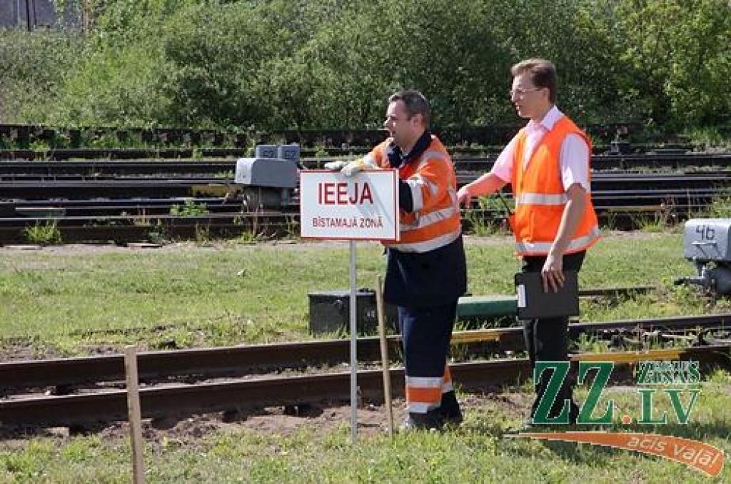 Ceturtdien pulksten 10.32 Jelgavas dzelzceļa stacijā atskanēja sirēna, kas vēstīja par mācību trauksmi Valsts ugunsdzēsības un glābšanas dienesta Jelgavas brigādei, Jelgavas stacijas ugunsdzēsēju vilciena komandai, avārijas grupai un...