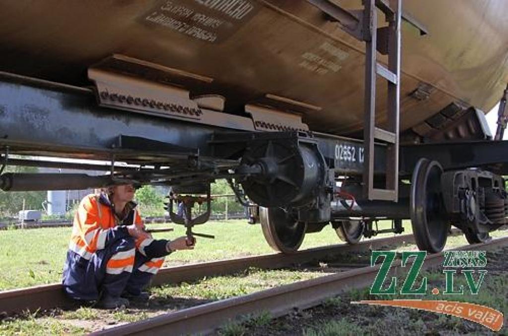 Ceturtdien pulksten 10.32 Jelgavas dzelzceļa stacijā atskanēja sirēna, kas vēstīja par mācību trauksmi Valsts ugunsdzēsības un glābšanas dienesta Jelgavas brigādei, Jelgavas stacijas ugunsdzēsēju vilciena komandai, avārijas grupai un...