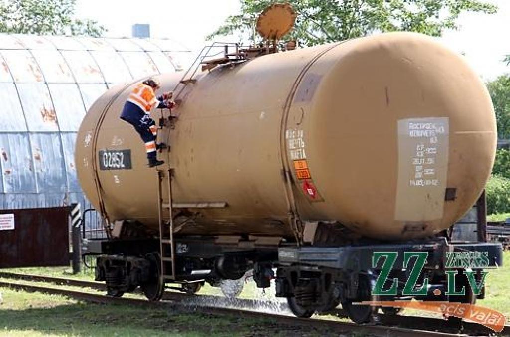 Ceturtdien pulksten 10.32 Jelgavas dzelzceļa stacijā atskanēja sirēna, kas vēstīja par mācību trauksmi Valsts ugunsdzēsības un glābšanas dienesta Jelgavas brigādei, Jelgavas stacijas ugunsdzēsēju vilciena komandai, avārijas grupai un...