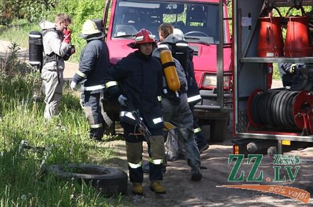 Ceturtdien pulksten 10.32 Jelgavas dzelzceļa stacijā atskanēja sirēna, kas vēstīja par mācību trauksmi Valsts ugunsdzēsības un glābšanas dienesta Jelgavas brigādei, Jelgavas stacijas ugunsdzēsēju vilciena komandai, avārijas grupai un...