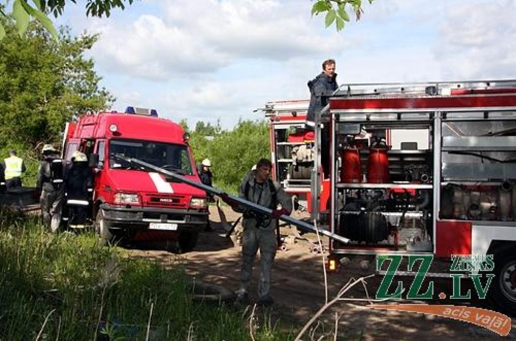 Ceturtdien pulksten 10.32 Jelgavas dzelzceļa stacijā atskanēja sirēna, kas vēstīja par mācību trauksmi Valsts ugunsdzēsības un glābšanas dienesta Jelgavas brigādei, Jelgavas stacijas ugunsdzēsēju vilciena komandai, avārijas grupai un...
