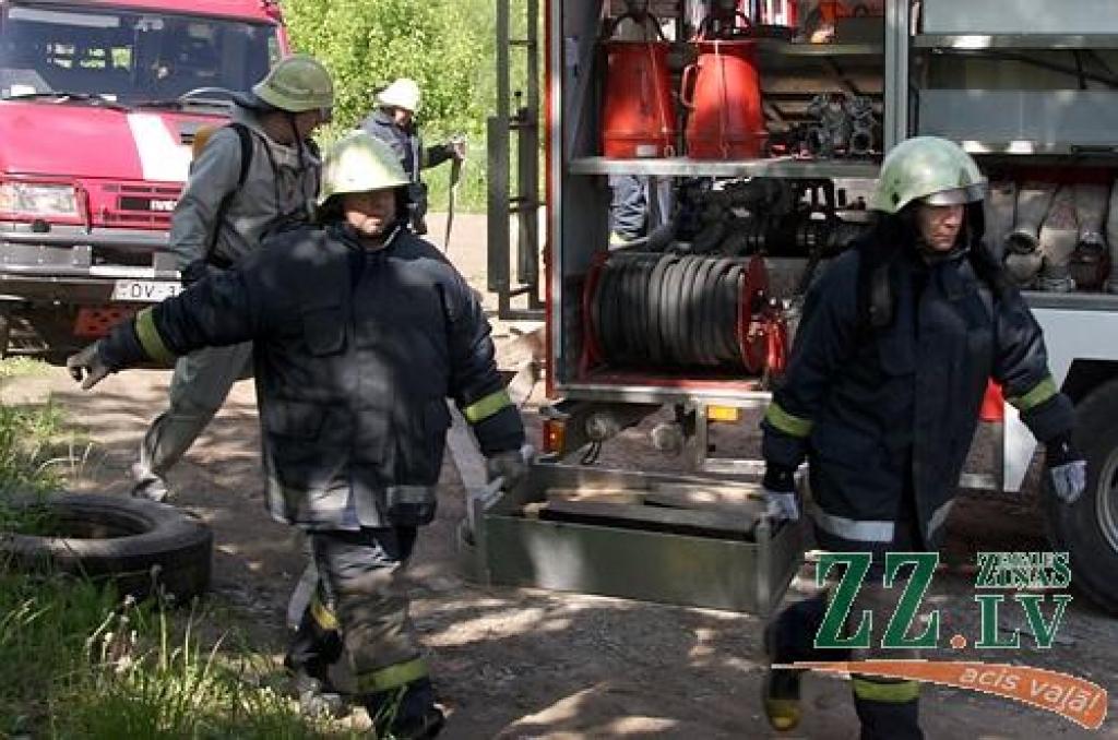 Ceturtdien pulksten 10.32 Jelgavas dzelzceļa stacijā atskanēja sirēna, kas vēstīja par mācību trauksmi Valsts ugunsdzēsības un glābšanas dienesta Jelgavas brigādei, Jelgavas stacijas ugunsdzēsēju vilciena komandai, avārijas grupai un...