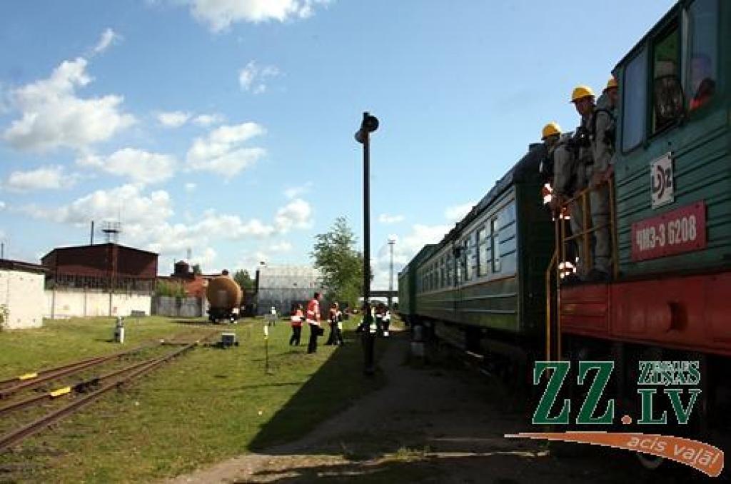 Ceturtdien pulksten 10.32 Jelgavas dzelzceļa stacijā atskanēja sirēna, kas vēstīja par mācību trauksmi Valsts ugunsdzēsības un glābšanas dienesta Jelgavas brigādei, Jelgavas stacijas ugunsdzēsēju vilciena komandai, avārijas grupai un...
