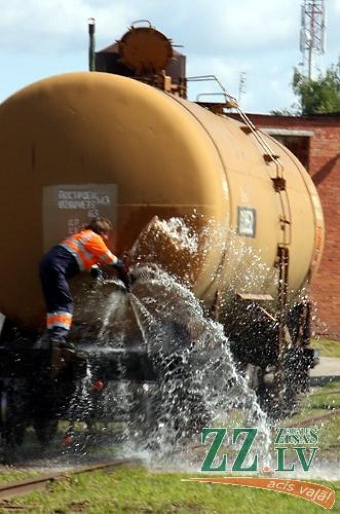 Ceturtdien pulksten 10.32 Jelgavas dzelzceļa stacijā atskanēja sirēna, kas vēstīja par mācību trauksmi Valsts ugunsdzēsības un glābšanas dienesta Jelgavas brigādei, Jelgavas stacijas ugunsdzēsēju vilciena komandai, avārijas grupai un...