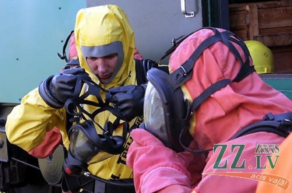 Ceturtdien pulksten 10.32 Jelgavas dzelzceļa stacijā atskanēja sirēna, kas vēstīja par mācību trauksmi Valsts ugunsdzēsības un glābšanas dienesta Jelgavas brigādei, Jelgavas stacijas ugunsdzēsēju vilciena komandai, avārijas grupai un...