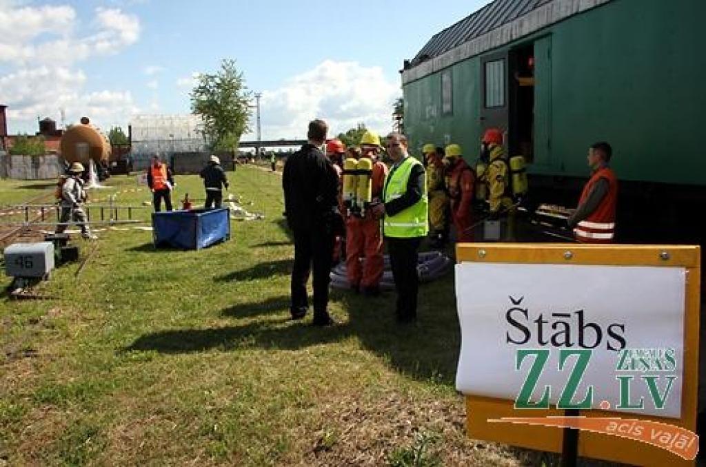 Ceturtdien pulksten 10.32 Jelgavas dzelzceļa stacijā atskanēja sirēna, kas vēstīja par mācību trauksmi Valsts ugunsdzēsības un glābšanas dienesta Jelgavas brigādei, Jelgavas stacijas ugunsdzēsēju vilciena komandai, avārijas grupai un...