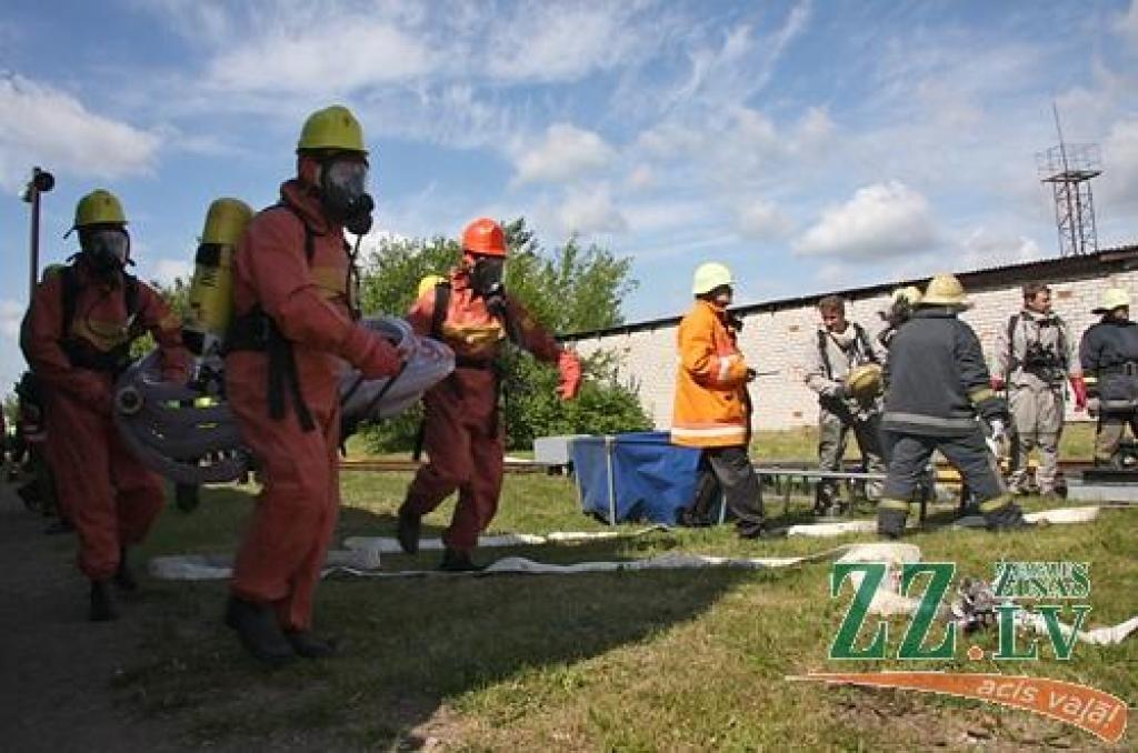 Ceturtdien pulksten 10.32 Jelgavas dzelzceļa stacijā atskanēja sirēna, kas vēstīja par mācību trauksmi Valsts ugunsdzēsības un glābšanas dienesta Jelgavas brigādei, Jelgavas stacijas ugunsdzēsēju vilciena komandai, avārijas grupai un...
