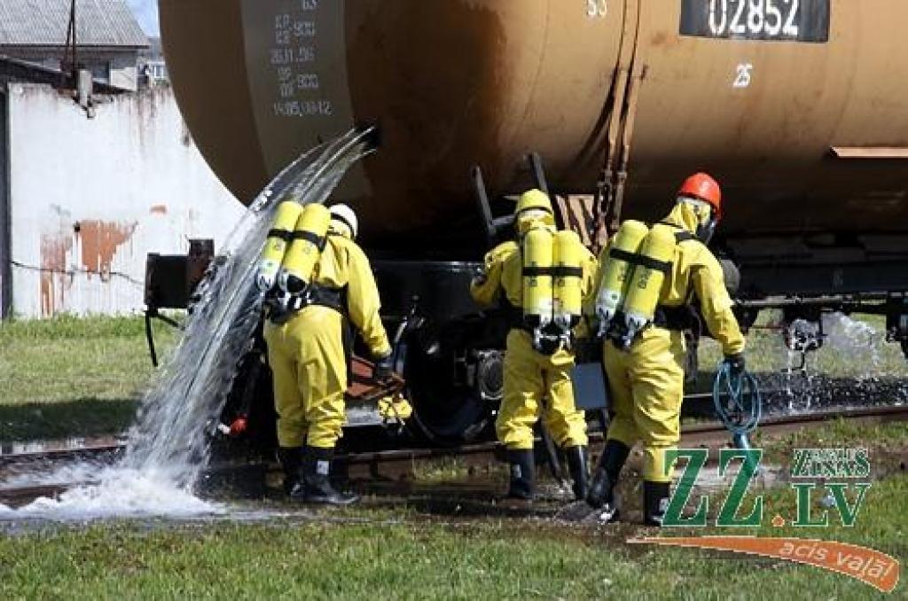 Ceturtdien pulksten 10.32 Jelgavas dzelzceļa stacijā atskanēja sirēna, kas vēstīja par mācību trauksmi Valsts ugunsdzēsības un glābšanas dienesta Jelgavas brigādei, Jelgavas stacijas ugunsdzēsēju vilciena komandai, avārijas grupai un...
