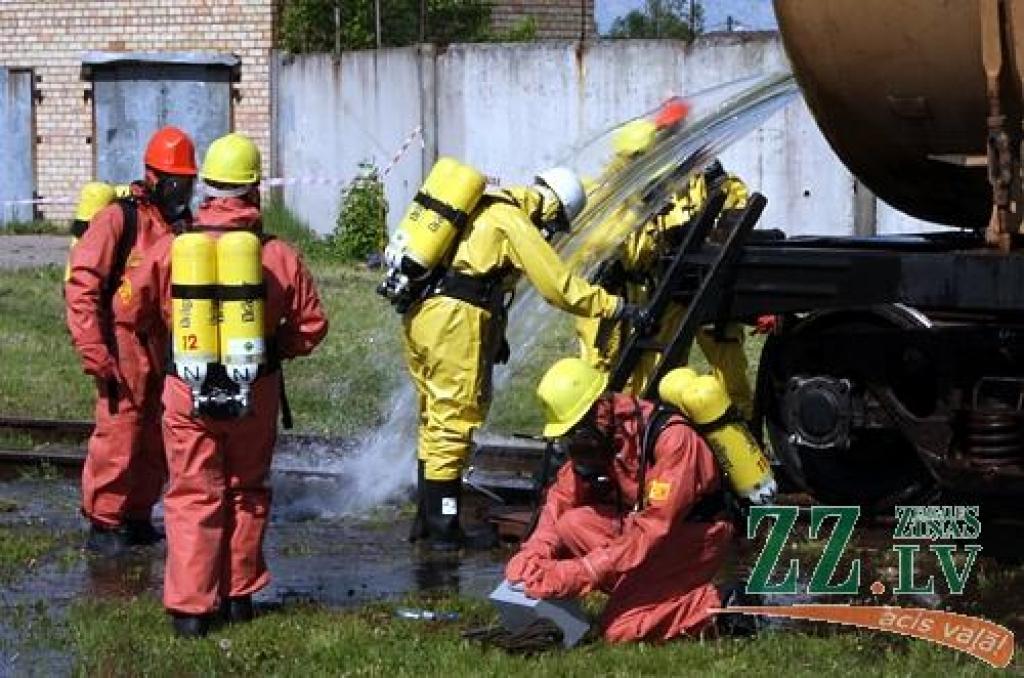 Ceturtdien pulksten 10.32 Jelgavas dzelzceļa stacijā atskanēja sirēna, kas vēstīja par mācību trauksmi Valsts ugunsdzēsības un glābšanas dienesta Jelgavas brigādei, Jelgavas stacijas ugunsdzēsēju vilciena komandai, avārijas grupai un...