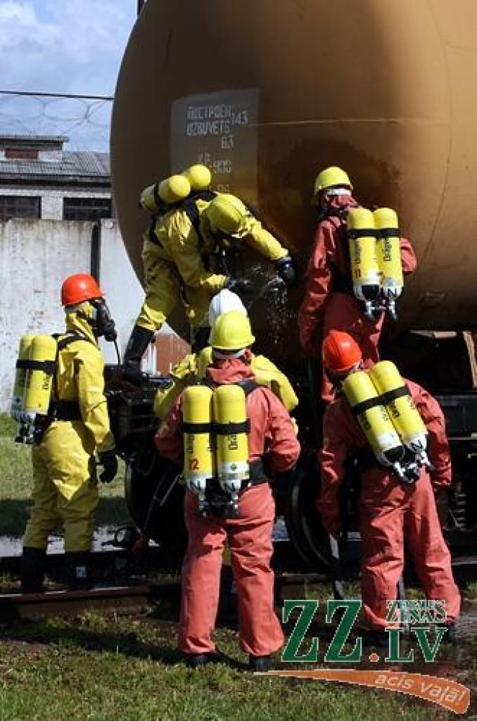 Ceturtdien pulksten 10.32 Jelgavas dzelzceļa stacijā atskanēja sirēna, kas vēstīja par mācību trauksmi Valsts ugunsdzēsības un glābšanas dienesta Jelgavas brigādei, Jelgavas stacijas ugunsdzēsēju vilciena komandai, avārijas grupai un...