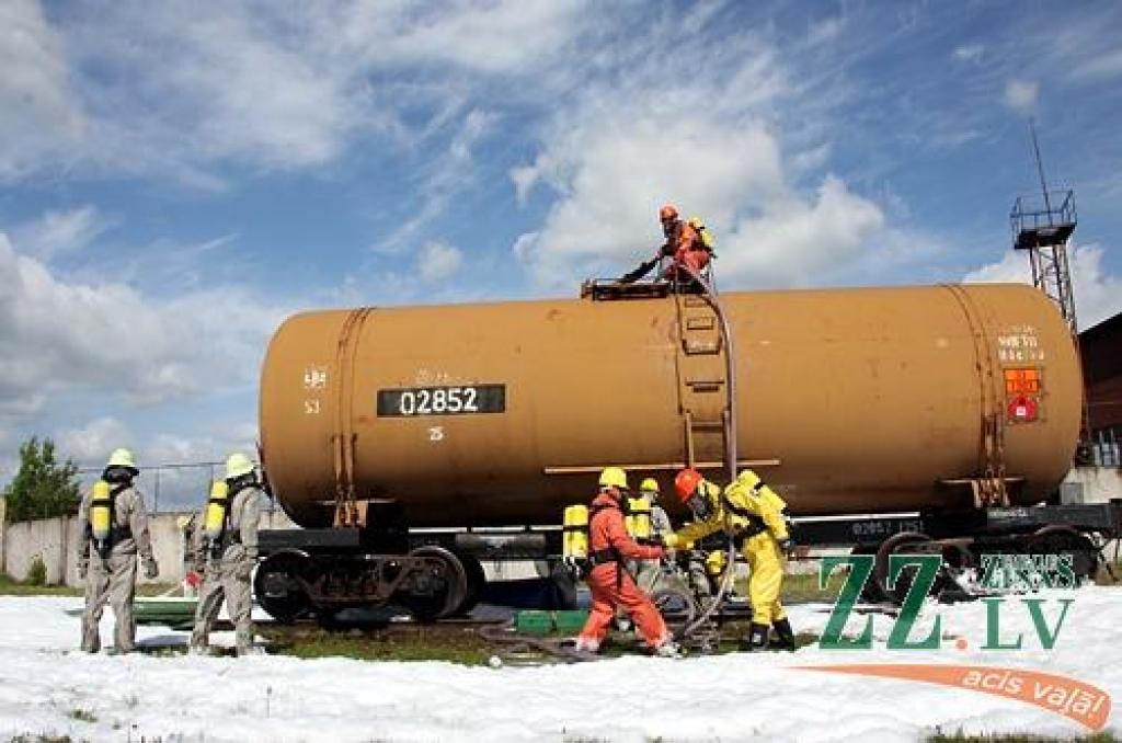 Ceturtdien pulksten 10.32 Jelgavas dzelzceļa stacijā atskanēja sirēna, kas vēstīja par mācību trauksmi Valsts ugunsdzēsības un glābšanas dienesta Jelgavas brigādei, Jelgavas stacijas ugunsdzēsēju vilciena komandai, avārijas grupai un...