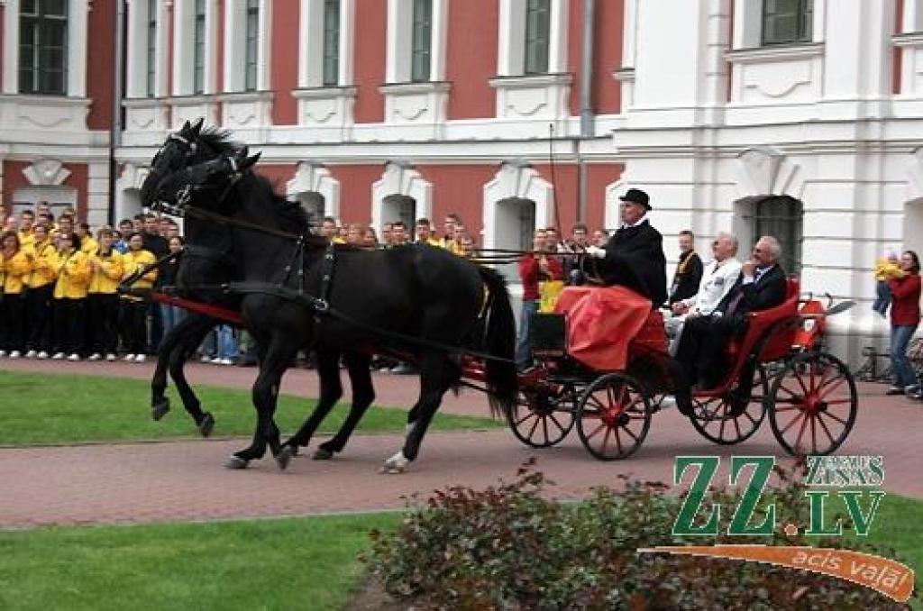 Šajā nedēļas nogalē Jelgavā notiek Somijas un Baltijas valstu studentu 25.sporta spēles (SELL). Jāpiebilst, ka studentu galvaspilsētā Jelgavā šis vērienīgais sporta pasākums vērojams otro reizi. Oficiāla atklāšana notika piektdienas vakarā...