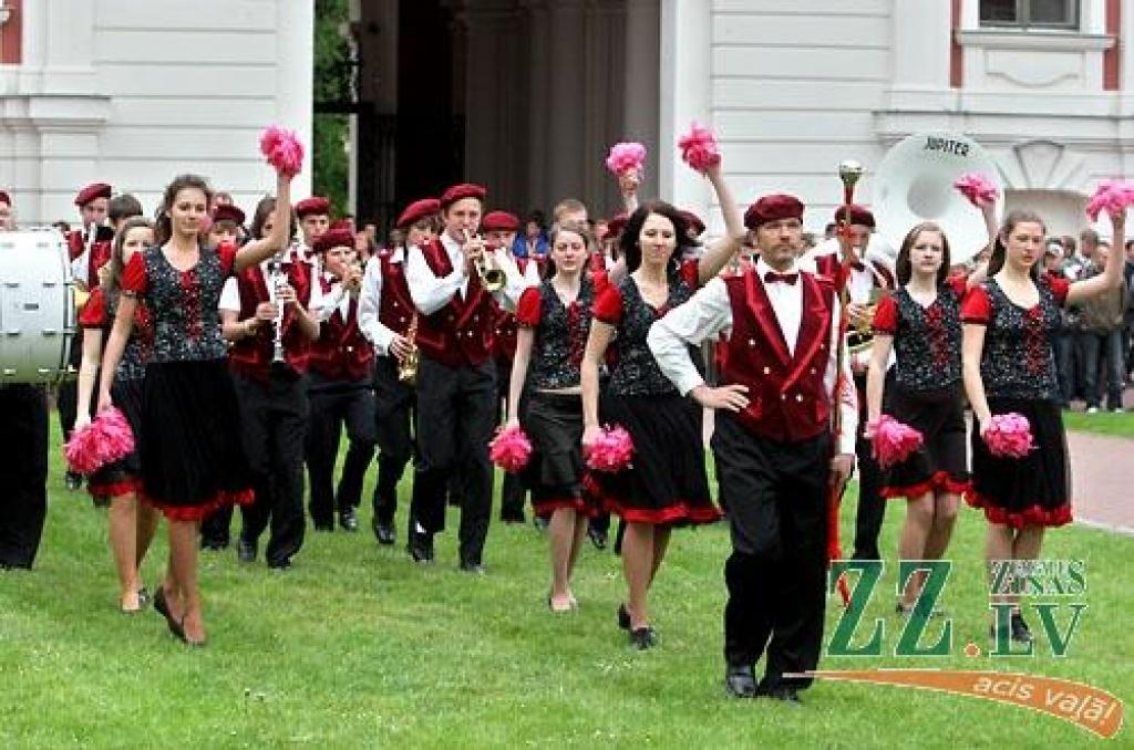 Šajā nedēļas nogalē Jelgavā notiek Somijas un Baltijas valstu studentu 25.sporta spēles (SELL). Jāpiebilst, ka studentu galvaspilsētā Jelgavā šis vērienīgais sporta pasākums vērojams otro reizi. Oficiāla atklāšana notika piektdienas vakarā...