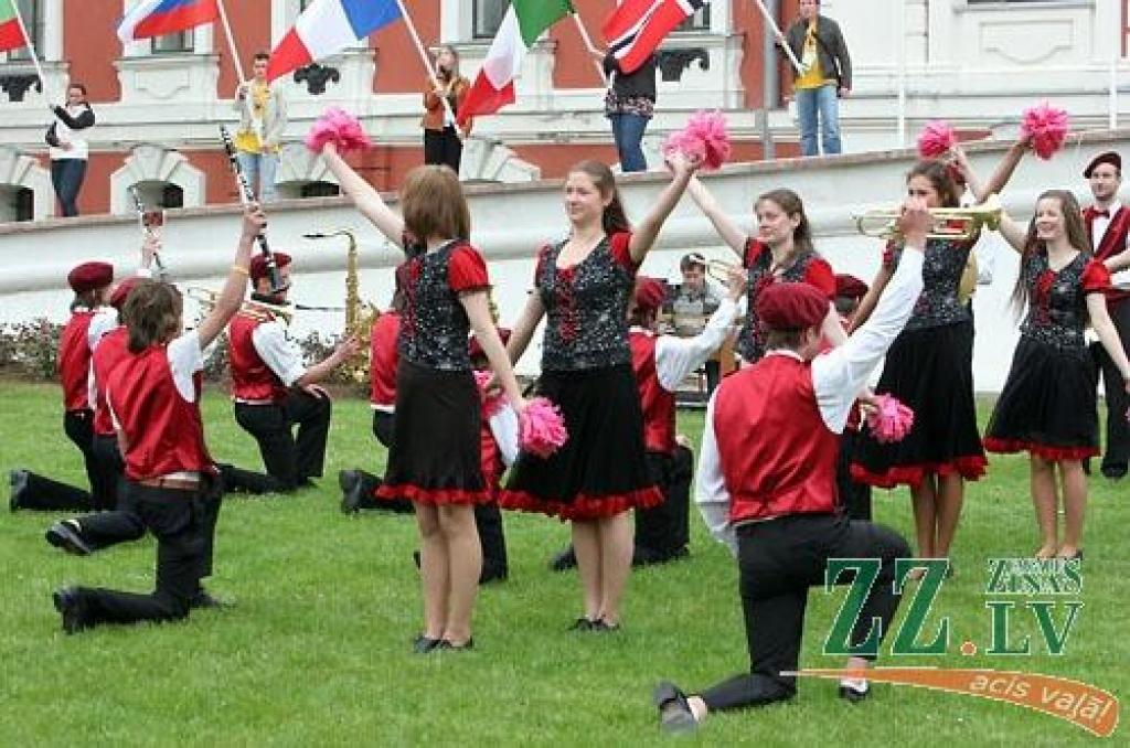 Šajā nedēļas nogalē Jelgavā notiek Somijas un Baltijas valstu studentu 25.sporta spēles (SELL). Jāpiebilst, ka studentu galvaspilsētā Jelgavā šis vērienīgais sporta pasākums vērojams otro reizi. Oficiāla atklāšana notika piektdienas vakarā...