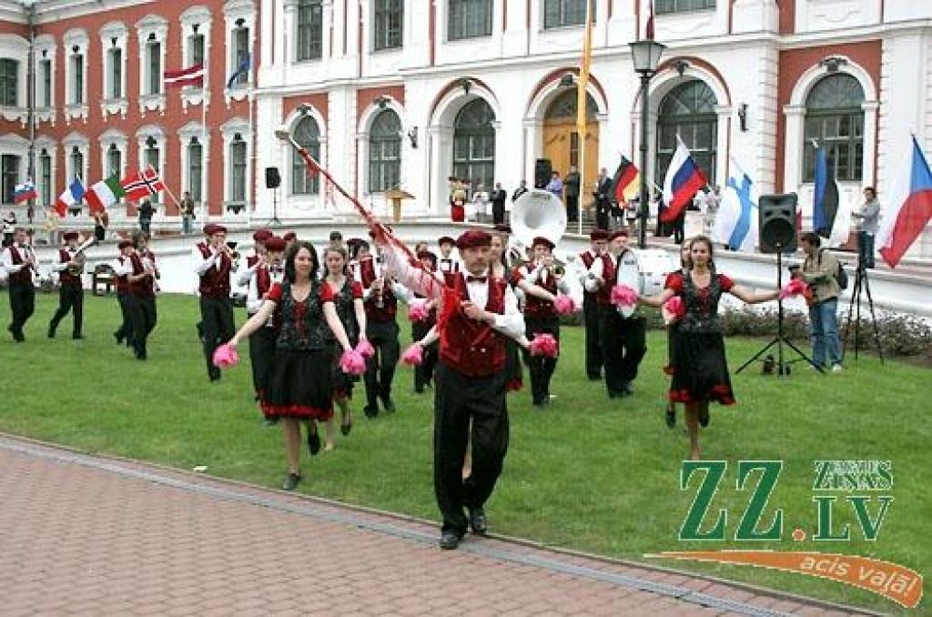 Šajā nedēļas nogalē Jelgavā notiek Somijas un Baltijas valstu studentu 25.sporta spēles (SELL). Jāpiebilst, ka studentu galvaspilsētā Jelgavā šis vērienīgais sporta pasākums vērojams otro reizi. Oficiāla atklāšana notika piektdienas vakarā...