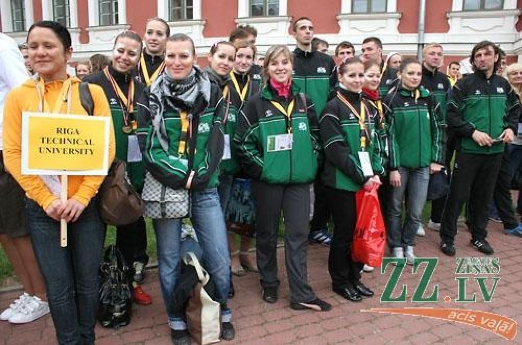 Šajā nedēļas nogalē Jelgavā notiek Somijas un Baltijas valstu studentu 25.sporta spēles (SELL). Jāpiebilst, ka studentu galvaspilsētā Jelgavā šis vērienīgais sporta pasākums vērojams otro reizi. Oficiāla atklāšana notika piektdienas vakarā...
