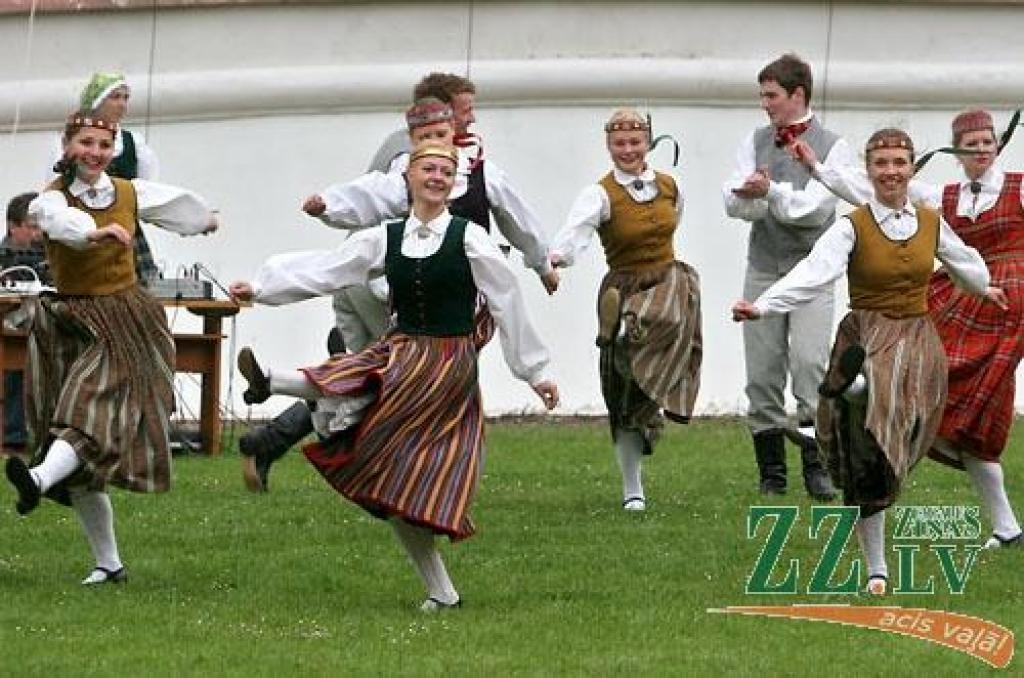 Šajā nedēļas nogalē Jelgavā notiek Somijas un Baltijas valstu studentu 25.sporta spēles (SELL). Jāpiebilst, ka studentu galvaspilsētā Jelgavā šis vērienīgais sporta pasākums vērojams otro reizi. Oficiāla atklāšana notika piektdienas vakarā...