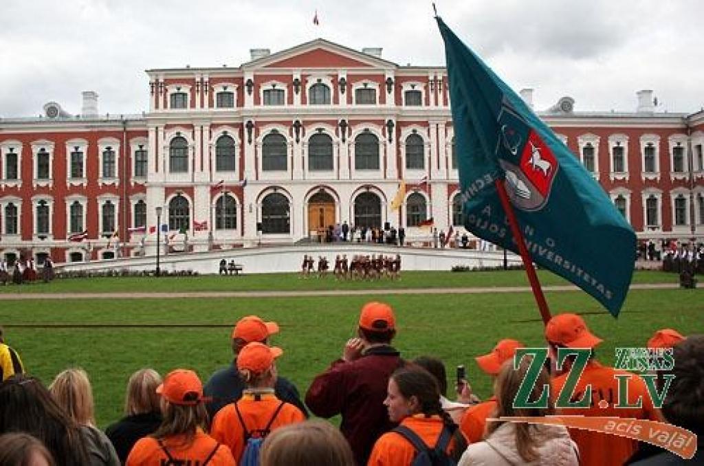 Šajā nedēļas nogalē Jelgavā notiek Somijas un Baltijas valstu studentu 25.sporta spēles (SELL). Jāpiebilst, ka studentu galvaspilsētā Jelgavā šis vērienīgais sporta pasākums vērojams otro reizi. Oficiāla atklāšana notika piektdienas vakarā...