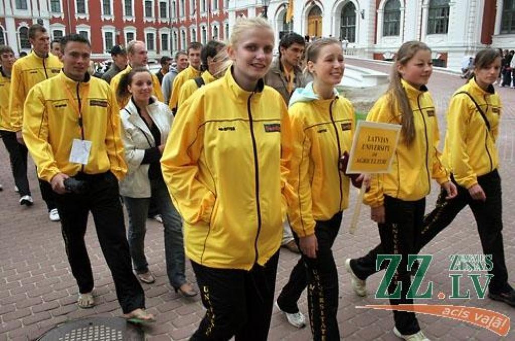 Šajā nedēļas nogalē Jelgavā notiek Somijas un Baltijas valstu studentu 25.sporta spēles (SELL). Jāpiebilst, ka studentu galvaspilsētā Jelgavā šis vērienīgais sporta pasākums vērojams otro reizi. Oficiāla atklāšana notika piektdienas vakarā...