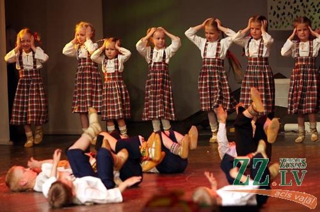 Apspēlējot latviešu tautasdziesmu par turku pupu, bērnu un jauniešu centra «Junda» deju kolektīvi «Jundaliņi», «Jundēns» un «Jundari» sestdien Jelgavas kultūras namā atzīmēja deviņu gadu jubileju.