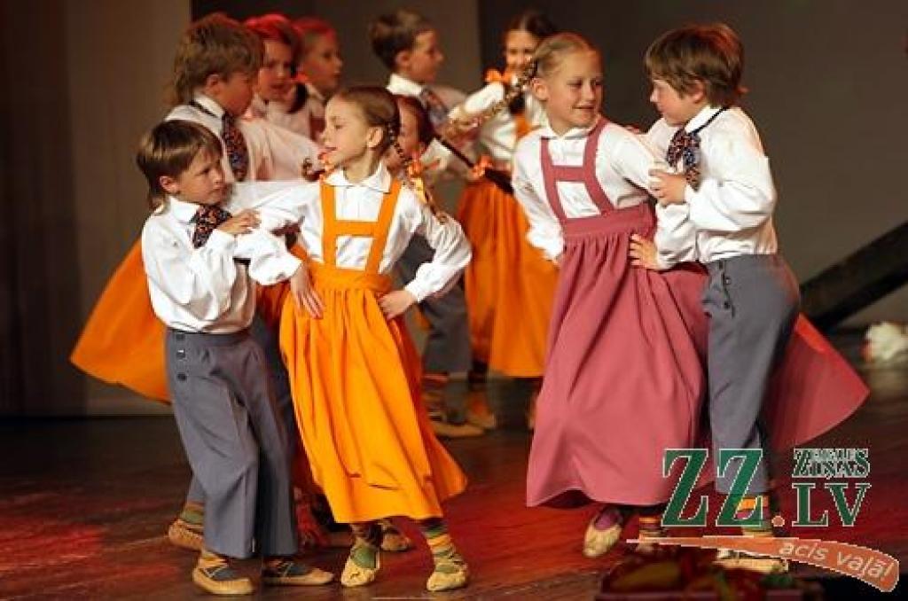 Apspēlējot latviešu tautasdziesmu par turku pupu, bērnu un jauniešu centra «Junda» deju kolektīvi «Jundaliņi», «Jundēns» un «Jundari» sestdien Jelgavas kultūras namā atzīmēja deviņu gadu jubileju.