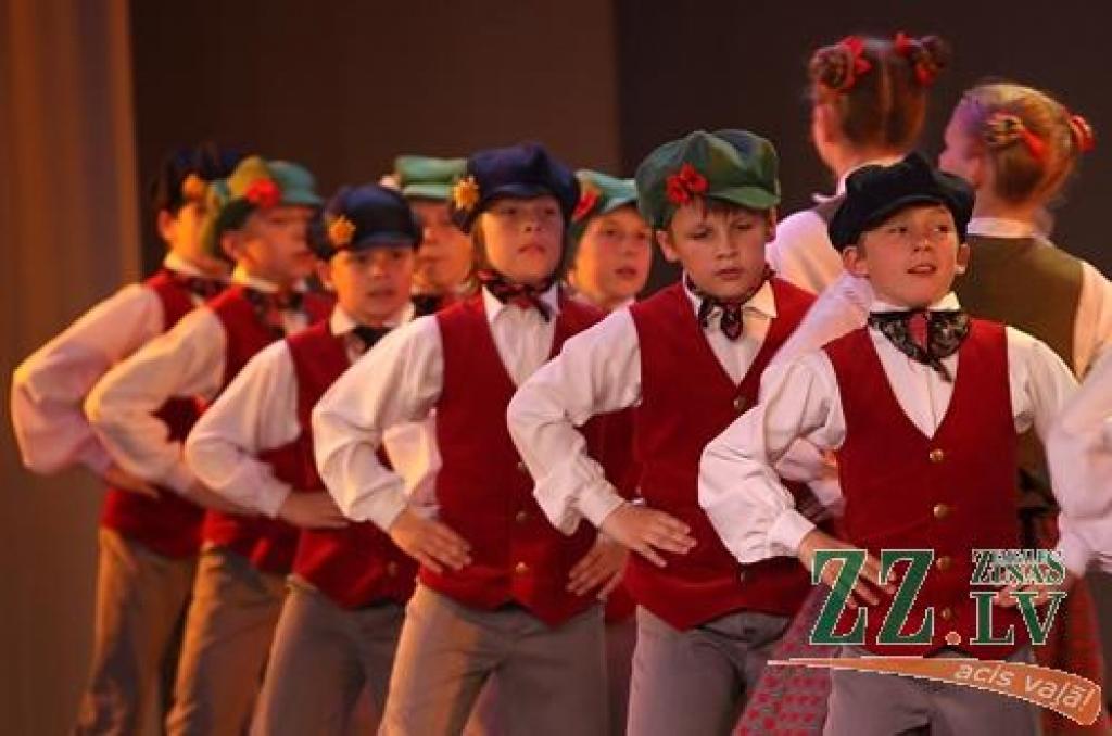 Apspēlējot latviešu tautasdziesmu par turku pupu, bērnu un jauniešu centra «Junda» deju kolektīvi «Jundaliņi», «Jundēns» un «Jundari» sestdien Jelgavas kultūras namā atzīmēja deviņu gadu jubileju.