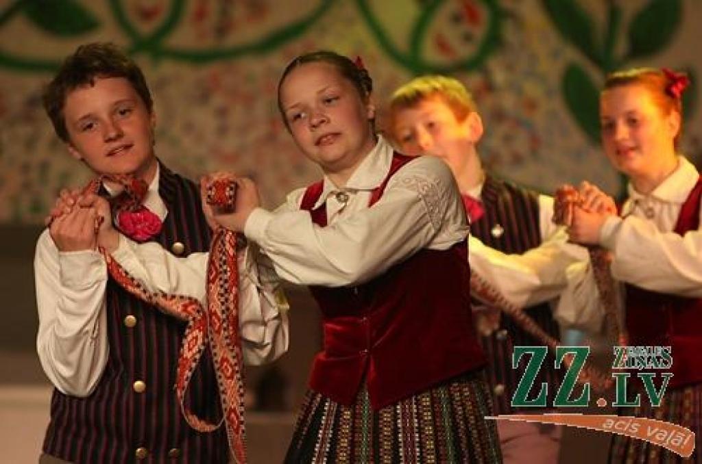 Apspēlējot latviešu tautasdziesmu par turku pupu, bērnu un jauniešu centra «Junda» deju kolektīvi «Jundaliņi», «Jundēns» un «Jundari» sestdien Jelgavas kultūras namā atzīmēja deviņu gadu jubileju.