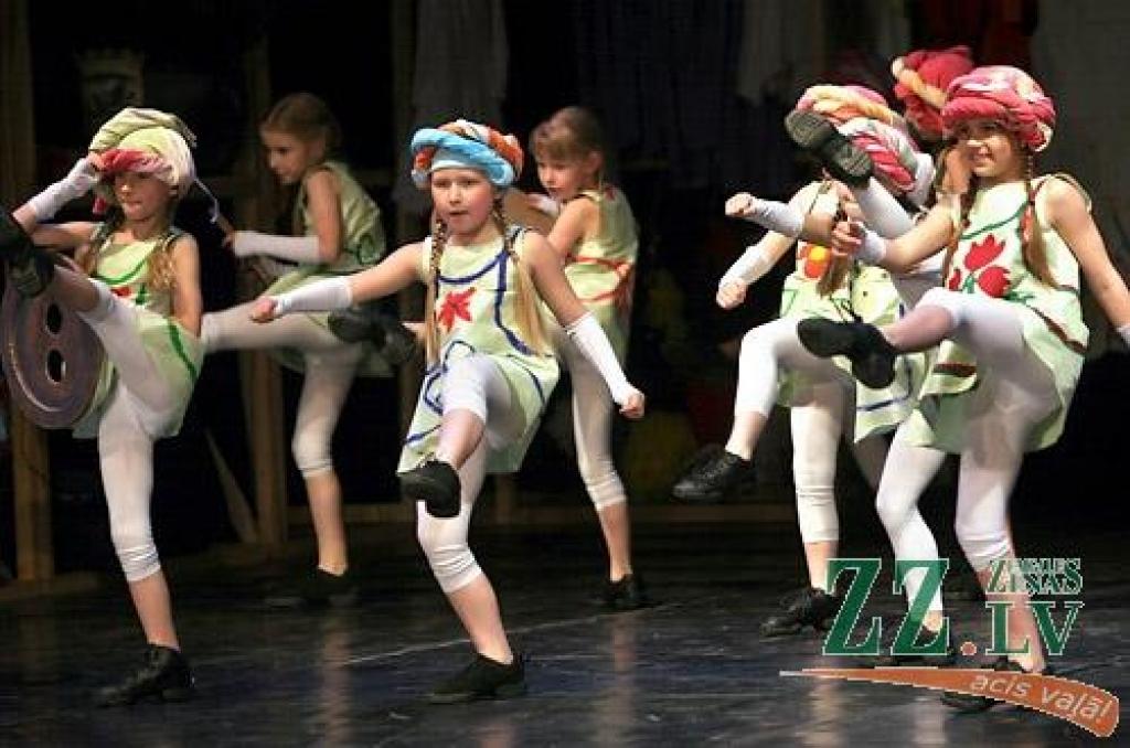 Ar koncertuzvedumu «Princeses uz zirņa» Jelgavas pilsētas kultūras namā sestdien savu desmit gadu jubileju atzīmēja deju studija «Benefice». Lai princešu stāsts būtu interesantāks, tajā piedalījās arī vidējās paaudzes dejotājas no Garozas,...