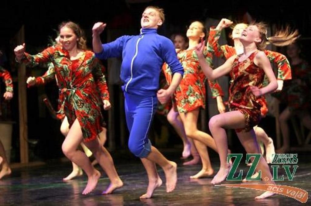 Ar koncertuzvedumu «Princeses uz zirņa» Jelgavas pilsētas kultūras namā sestdien savu desmit gadu jubileju atzīmēja deju studija «Benefice». Lai princešu stāsts būtu interesantāks, tajā piedalījās arī vidējās paaudzes dejotājas no Garozas,...