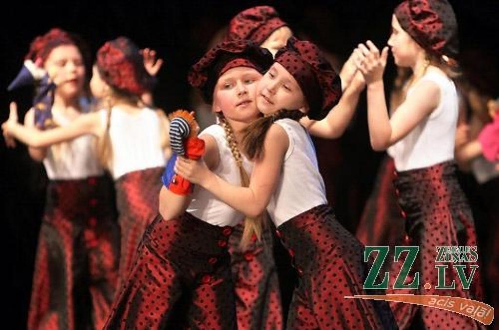 Ar koncertuzvedumu «Princeses uz zirņa» Jelgavas pilsētas kultūras namā sestdien savu desmit gadu jubileju atzīmēja deju studija «Benefice». Lai princešu stāsts būtu interesantāks, tajā piedalījās arī vidējās paaudzes dejotājas no Garozas,...
