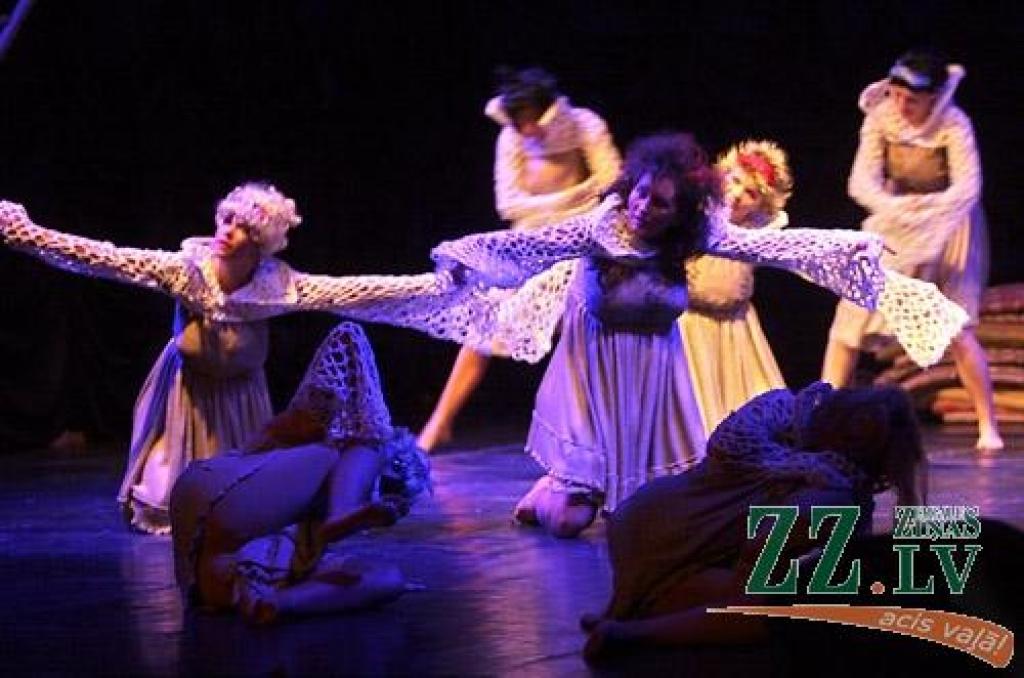 Ar koncertuzvedumu «Princeses uz zirņa» Jelgavas pilsētas kultūras namā sestdien savu desmit gadu jubileju atzīmēja deju studija «Benefice». Lai princešu stāsts būtu interesantāks, tajā piedalījās arī vidējās paaudzes dejotājas no Garozas,...