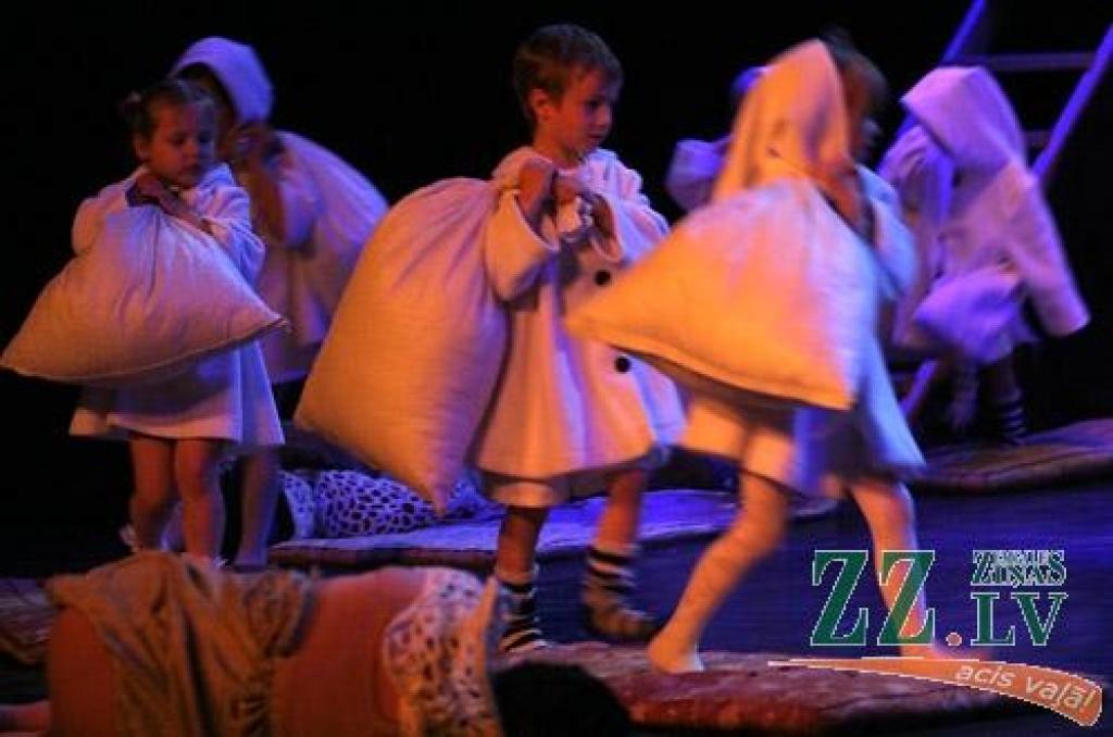 Ar koncertuzvedumu «Princeses uz zirņa» Jelgavas pilsētas kultūras namā sestdien savu desmit gadu jubileju atzīmēja deju studija «Benefice». Lai princešu stāsts būtu interesantāks, tajā piedalījās arī vidējās paaudzes dejotājas no Garozas,...