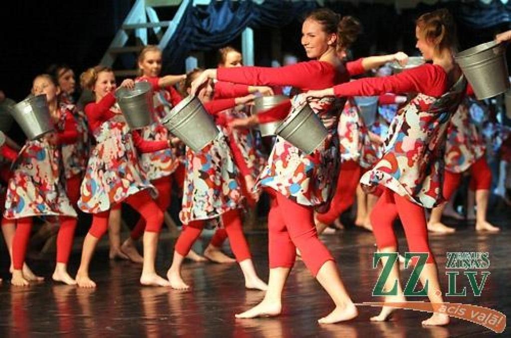 Ar koncertuzvedumu «Princeses uz zirņa» Jelgavas pilsētas kultūras namā sestdien savu desmit gadu jubileju atzīmēja deju studija «Benefice». Lai princešu stāsts būtu interesantāks, tajā piedalījās arī vidējās paaudzes dejotājas no Garozas,...