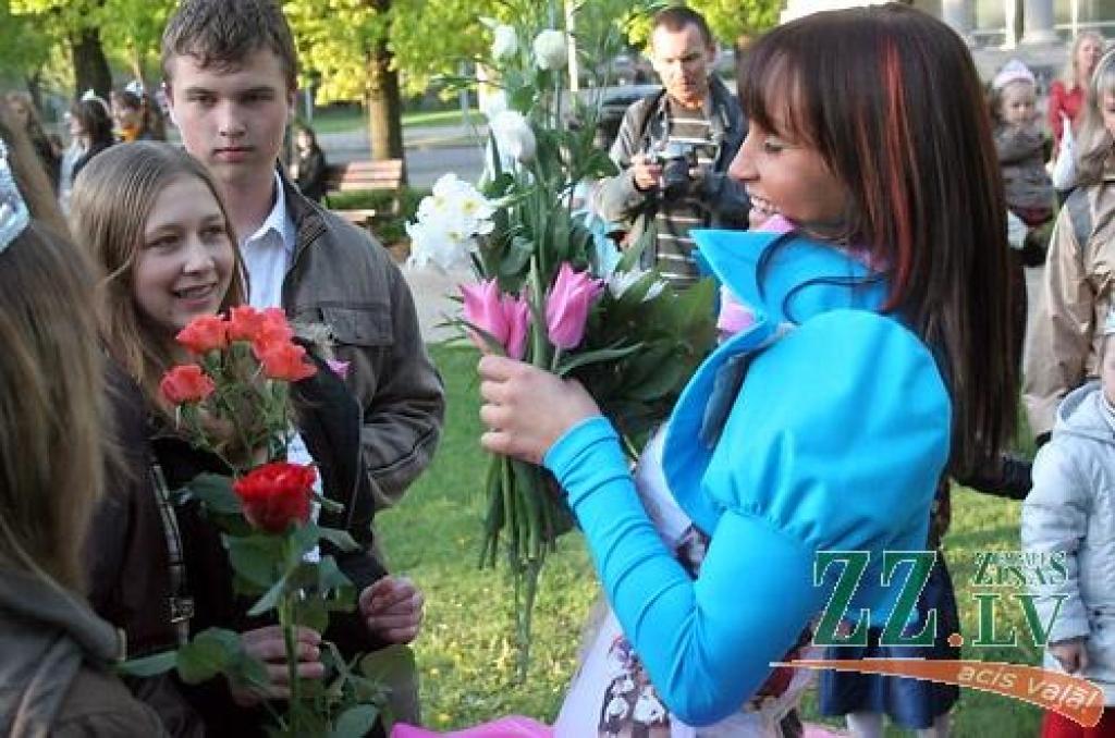 Ar koncertuzvedumu «Princeses uz zirņa» Jelgavas pilsētas kultūras namā sestdien savu desmit gadu jubileju atzīmēja deju studija «Benefice». Lai princešu stāsts būtu interesantāks, tajā piedalījās arī vidējās paaudzes dejotājas no Garozas,...
