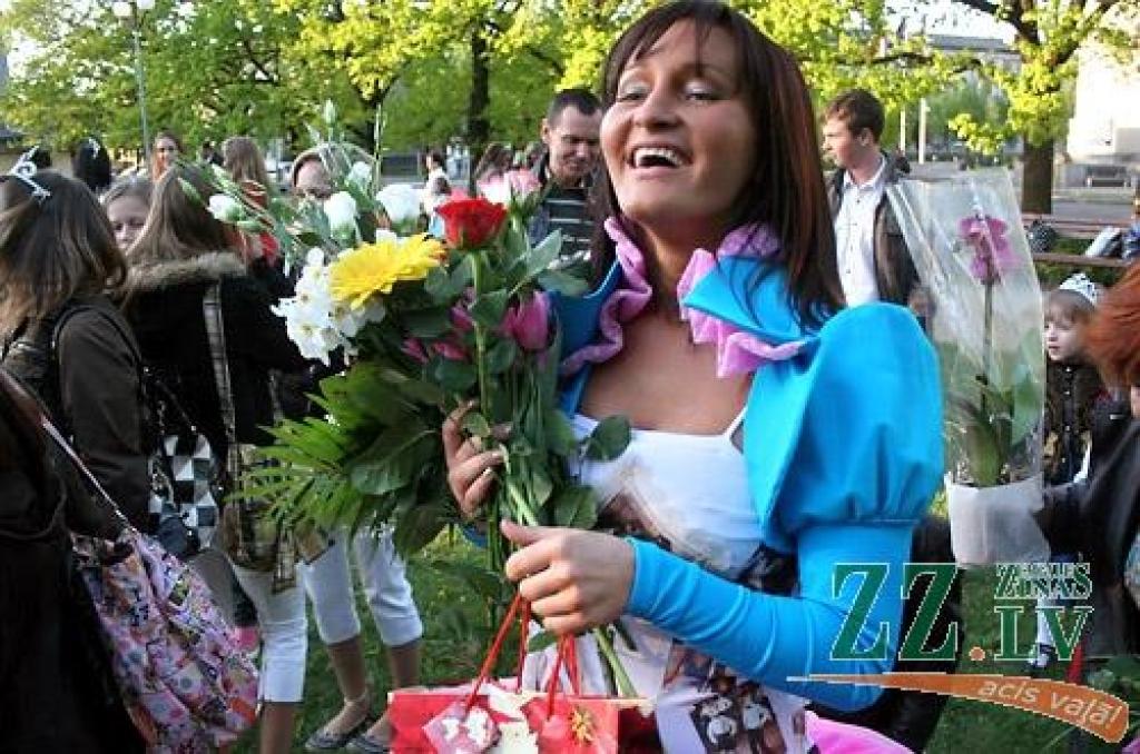 Ar koncertuzvedumu «Princeses uz zirņa» Jelgavas pilsētas kultūras namā sestdien savu desmit gadu jubileju atzīmēja deju studija «Benefice». Lai princešu stāsts būtu interesantāks, tajā piedalījās arī vidējās paaudzes dejotājas no Garozas,...