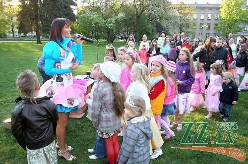 Ar koncertuzvedumu «Princeses uz zirņa» Jelgavas pilsētas kultūras namā sestdien savu desmit gadu jubileju atzīmēja deju studija «Benefice». Lai princešu stāsts būtu interesantāks, tajā piedalījās arī vidējās paaudzes dejotājas no Garozas,...
