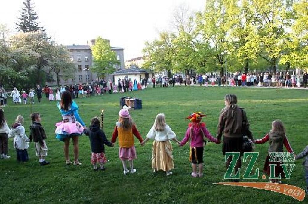 Ar koncertuzvedumu «Princeses uz zirņa» Jelgavas pilsētas kultūras namā sestdien savu desmit gadu jubileju atzīmēja deju studija «Benefice». Lai princešu stāsts būtu interesantāks, tajā piedalījās arī vidējās paaudzes dejotājas no Garozas,...