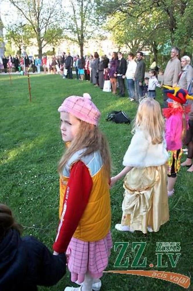 Ar koncertuzvedumu «Princeses uz zirņa» Jelgavas pilsētas kultūras namā sestdien savu desmit gadu jubileju atzīmēja deju studija «Benefice». Lai princešu stāsts būtu interesantāks, tajā piedalījās arī vidējās paaudzes dejotājas no Garozas,...