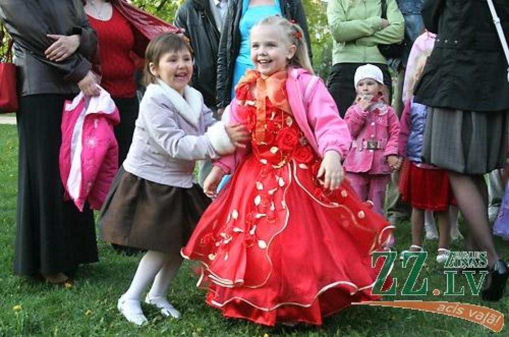 Ar koncertuzvedumu «Princeses uz zirņa» Jelgavas pilsētas kultūras namā sestdien savu desmit gadu jubileju atzīmēja deju studija «Benefice». Lai princešu stāsts būtu interesantāks, tajā piedalījās arī vidējās paaudzes dejotājas no Garozas,...