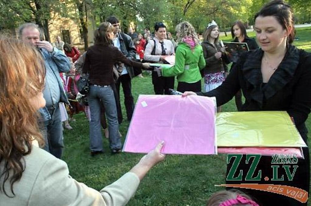 Ar koncertuzvedumu «Princeses uz zirņa» Jelgavas pilsētas kultūras namā sestdien savu desmit gadu jubileju atzīmēja deju studija «Benefice». Lai princešu stāsts būtu interesantāks, tajā piedalījās arī vidējās paaudzes dejotājas no Garozas,...