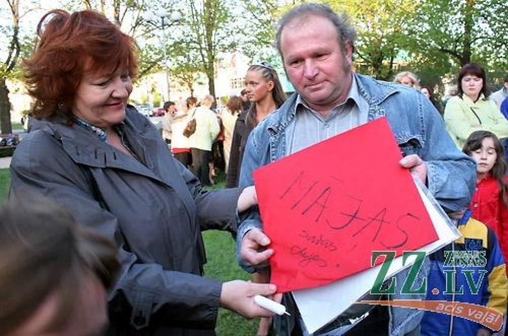 Ar koncertuzvedumu «Princeses uz zirņa» Jelgavas pilsētas kultūras namā sestdien savu desmit gadu jubileju atzīmēja deju studija «Benefice». Lai princešu stāsts būtu interesantāks, tajā piedalījās arī vidējās paaudzes dejotājas no Garozas,...