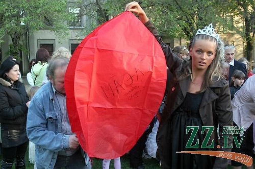 Ar koncertuzvedumu «Princeses uz zirņa» Jelgavas pilsētas kultūras namā sestdien savu desmit gadu jubileju atzīmēja deju studija «Benefice». Lai princešu stāsts būtu interesantāks, tajā piedalījās arī vidējās paaudzes dejotājas no Garozas,...