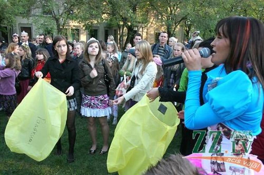 Ar koncertuzvedumu «Princeses uz zirņa» Jelgavas pilsētas kultūras namā sestdien savu desmit gadu jubileju atzīmēja deju studija «Benefice». Lai princešu stāsts būtu interesantāks, tajā piedalījās arī vidējās paaudzes dejotājas no Garozas,...
